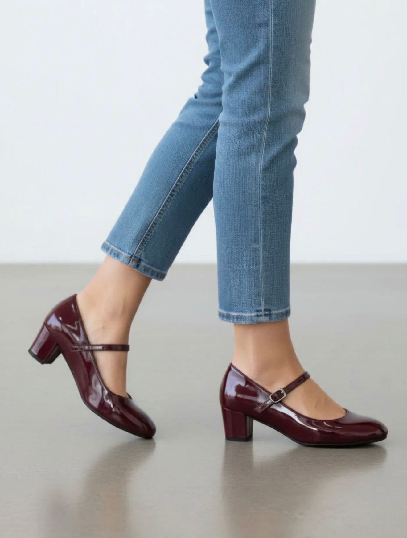 Escarpins babies vernis à talon – Élégance rétro chic
