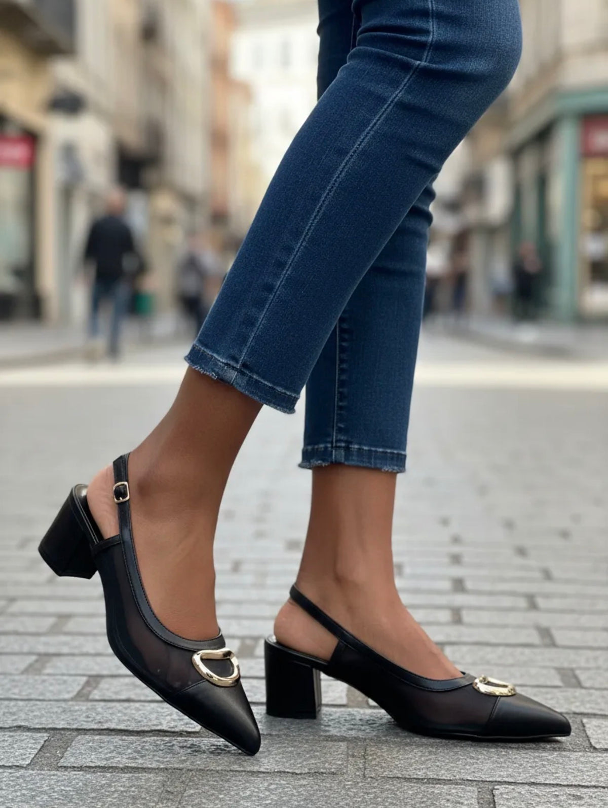 Escarpins Slingback Élégance - Noir & Doré | Grandes
Pointures 41 à 44.