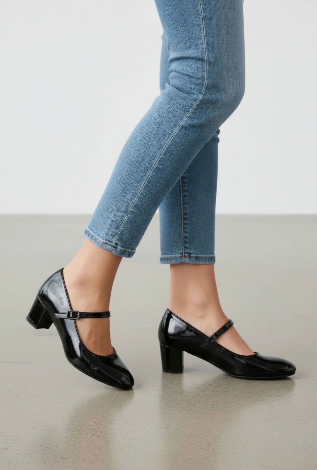 Escarpins babies vernis à talon – Élégance rétro chic