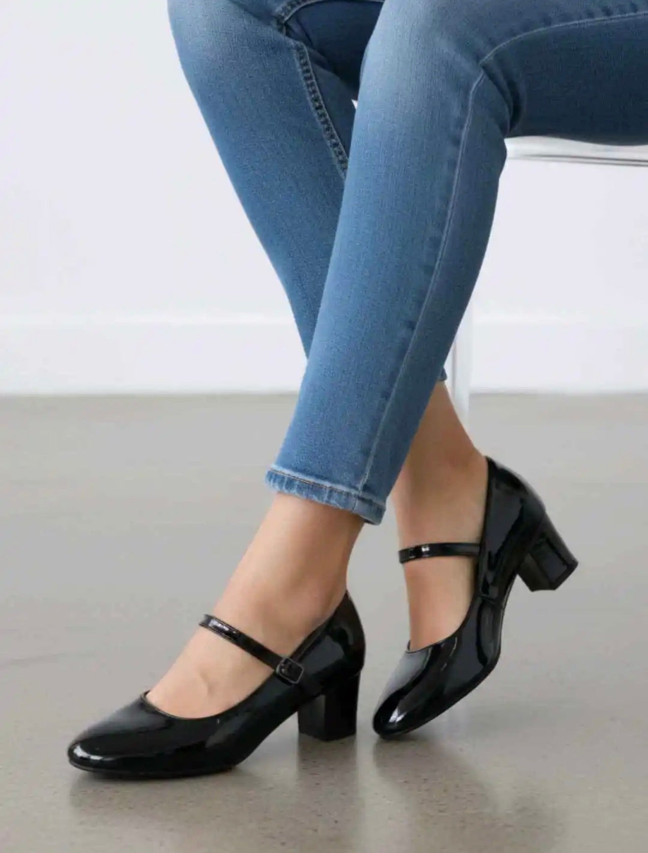 Escarpins babies vernis à talon – Élégance rétro chic