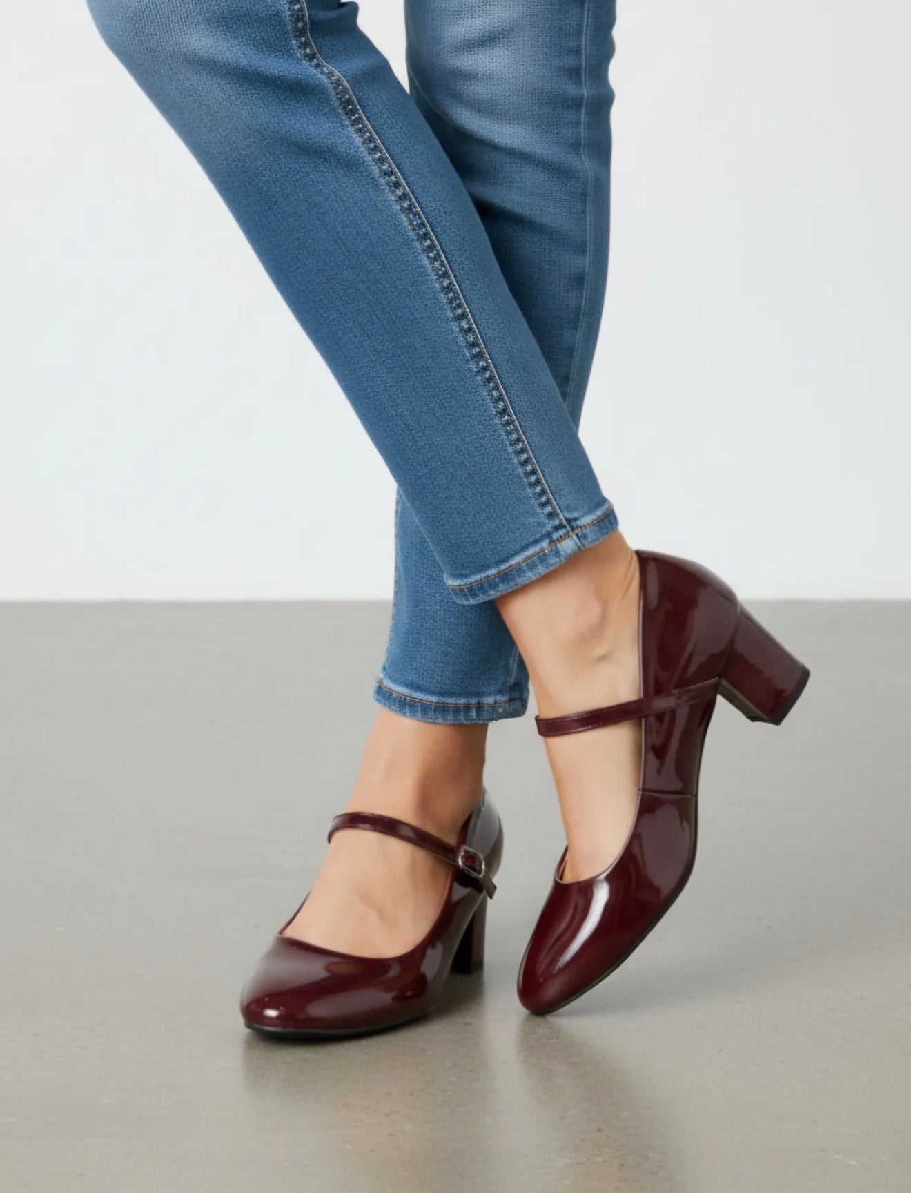 Escarpins babies vernis à talon – Élégance rétro chic