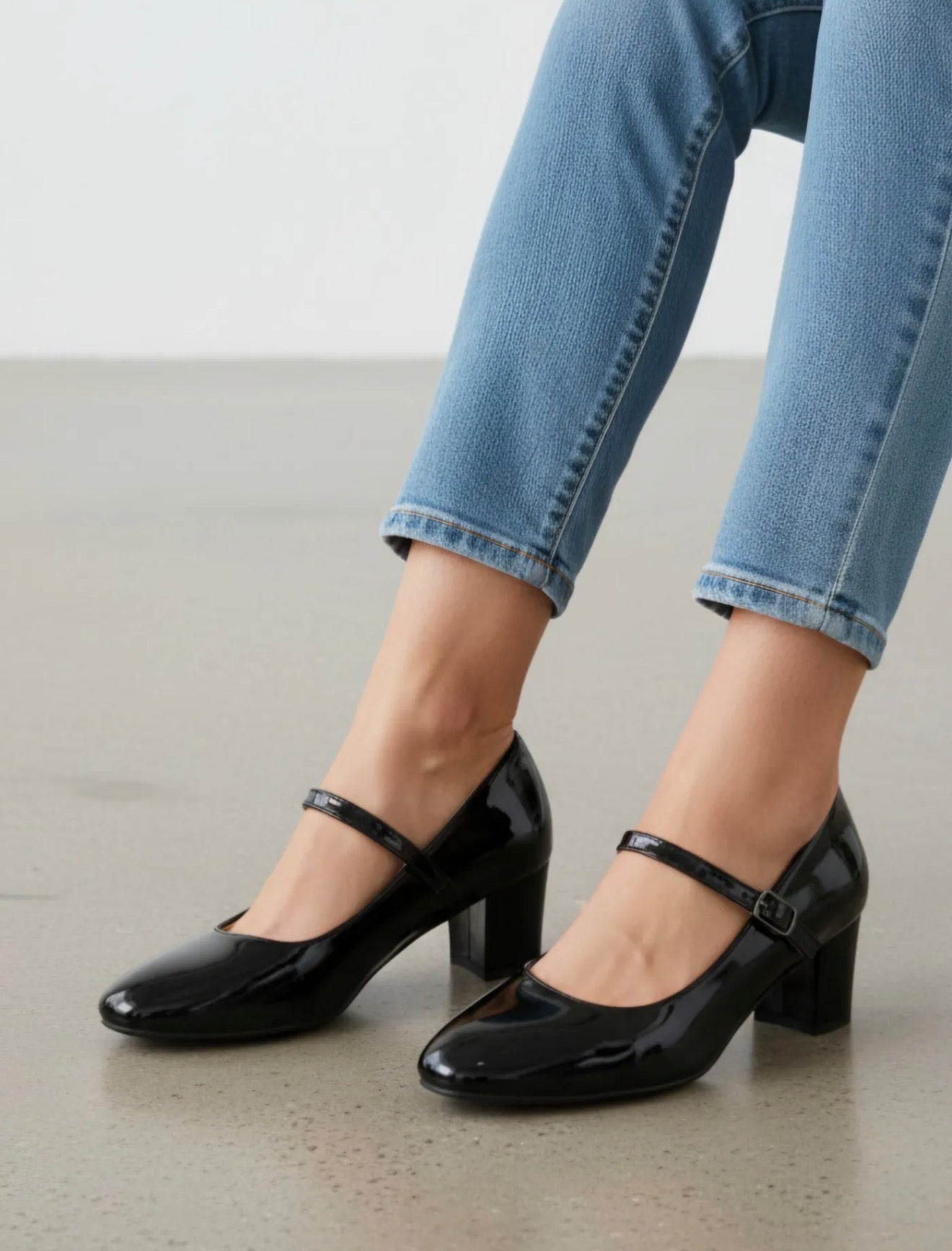 Escarpins babies vernis à talon – Élégance rétro chic