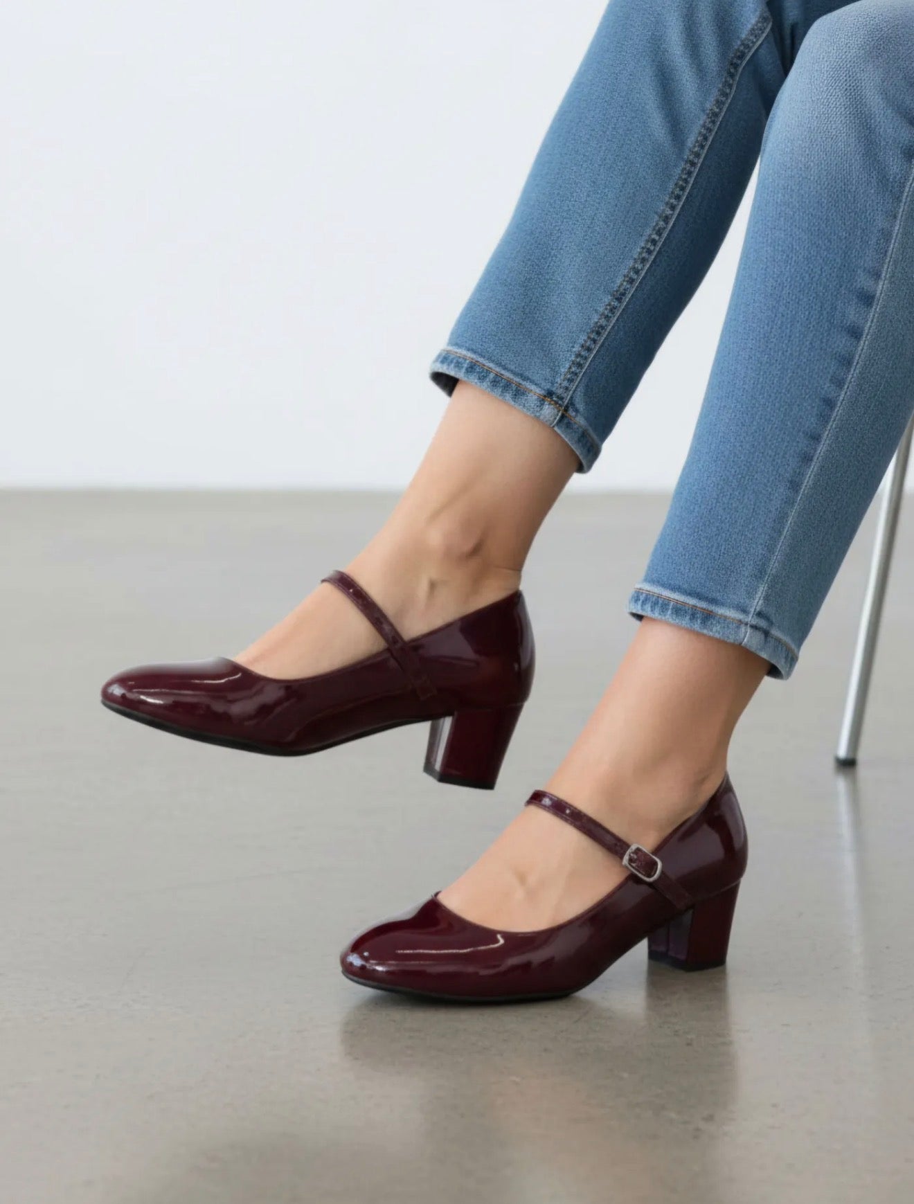Escarpins babies vernis à talon – Élégance rétro chic